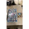 Image 2 : 2 BINDERS OF NHL POGS, SHEET OF POGS AND CAPSULE TOYS