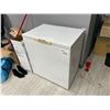 Image 1 : QUICKFREZ WHITE 32"W X 23"D X 36"H CHEST FREEZER