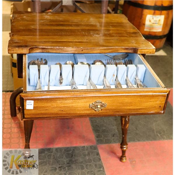 ESTATE WOODEN CUTLERY WOODEN/ LINED TABLE