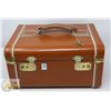 Image 2 : VINTAGE BROWN HARD-SHELL TRAVEL VANITY LOCKABLE