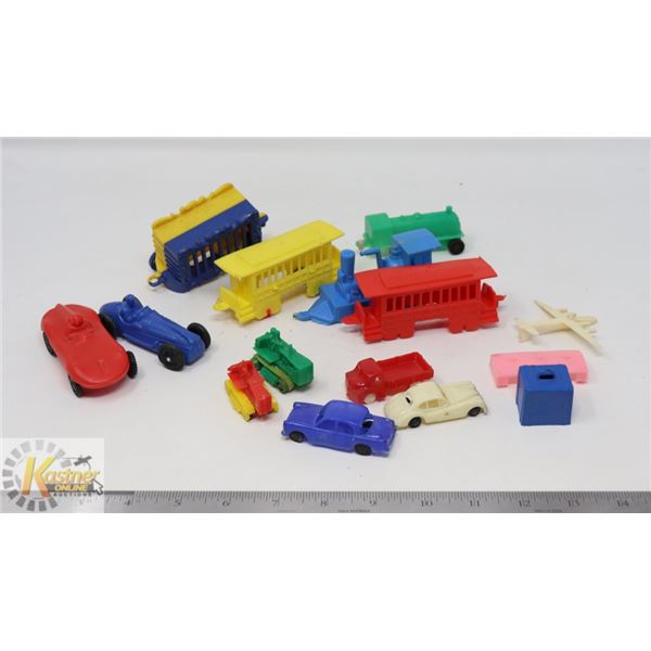 SMALL LOT OF VINTAGE PLASTIC CARS, PLANES &