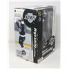 Image 2 : WAYNE GRETZKY 12" LEGENDS, LE KINGS STANDARD BLACK