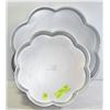 Image 1 : PAIR OF FLORAL COMMERCIAL CAKE PANS