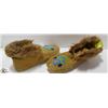 Image 1 : PAIR OF VINTAGE HANDMADE BEADED MOCCASINS