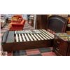 Image 4 : QUEEN SIZED BEDROOM SET