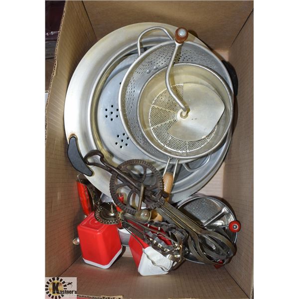 BOX OF ASSORTED ANTIQUE KITCHEN ACCESSORIES