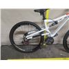Image 2 : Santa Cruz Lanikai White Mountain Bike w/ Cross Tires