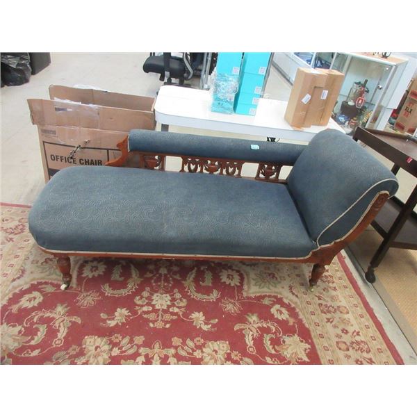 Antique Victorian Walnut Fainting Couch