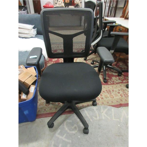 Mesh Back Office Chair with Fabric Seat