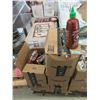 Image 1 : 5 Boxes of 11 x 28 Oz. Sriracha Hot Chili Sauce
