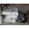 Image 1 : 4 Piece Lot of Assorted Pillow & Cushions