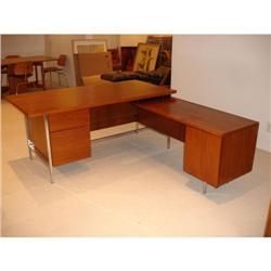 Florence Knoll - Desk with privacy panels