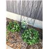 Image 3 : Metal garden trellis, artificial plants (x2, silk), greenery artificial