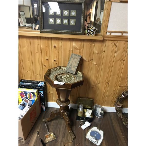 Vintage wooden pew (no top), decorative horse spurs (x2), Free Agent Go Dock flask, vintage lunch bo