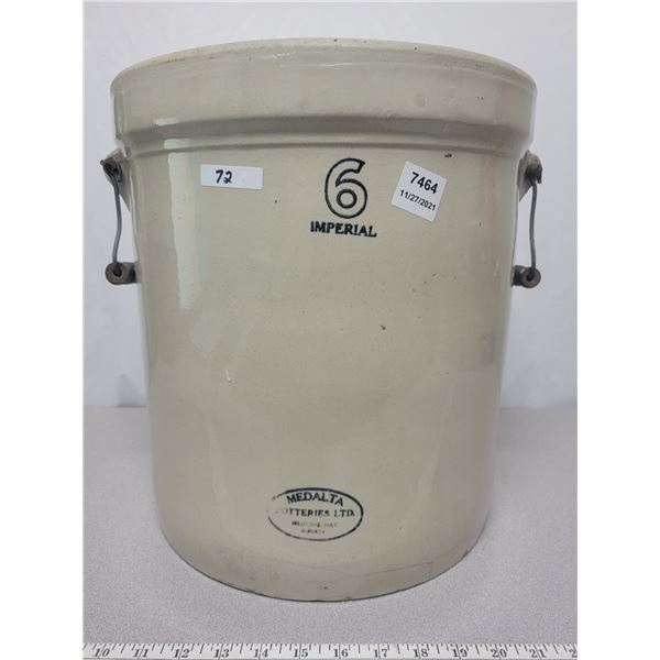 Six gallon crock Medalta no chips or cracks