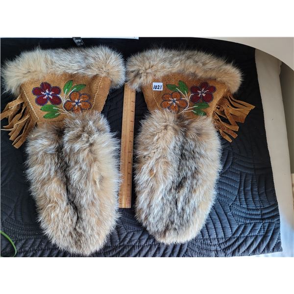 Inuit Lg. Handmade, moose hide & beaded Mitts. Believe fur to be Badger. Never worn.