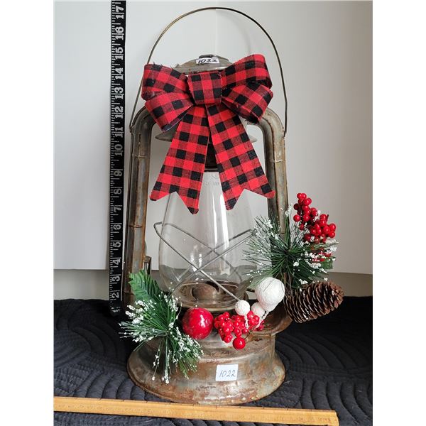 Vintage Dietz #2 Blizzard decorated Barn lamp. Unusable.