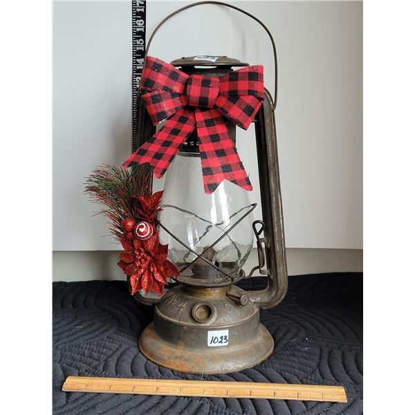 Antique 1912 E.T. Wright & Co. #4 decorated hurricane lamp. Usable.