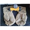 Image 5 : Pile lined leather mitts and 2 Energizer industrial flashlights.