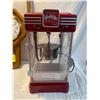 Image 1 : Betty Crocker Movie Night popcorn maker