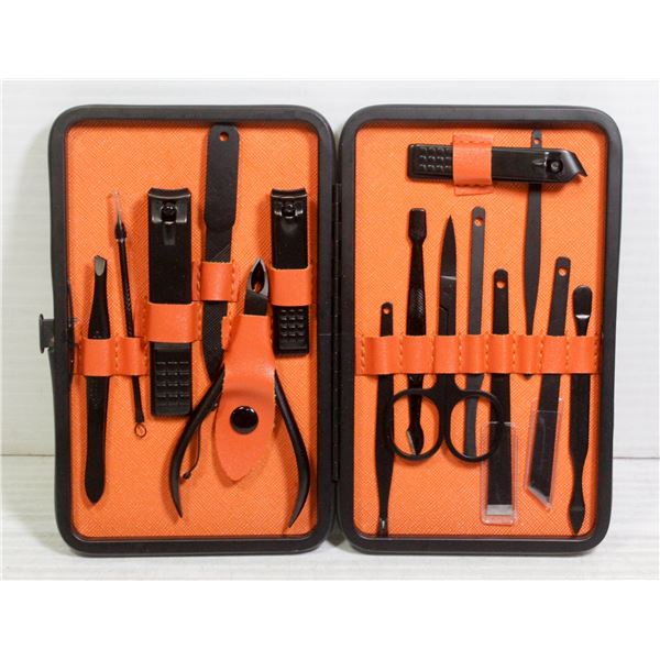 16PC MANICURE KIT IN HARD CASE