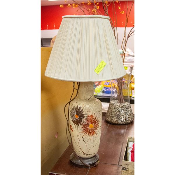 TABLE LAMP WITH TEXTURED FLOWER DESIGN - 32 