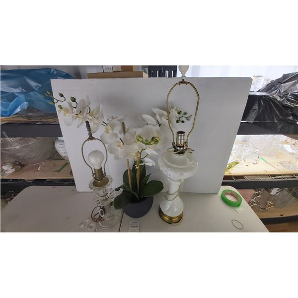 Lamps & Faux Plant Cat B