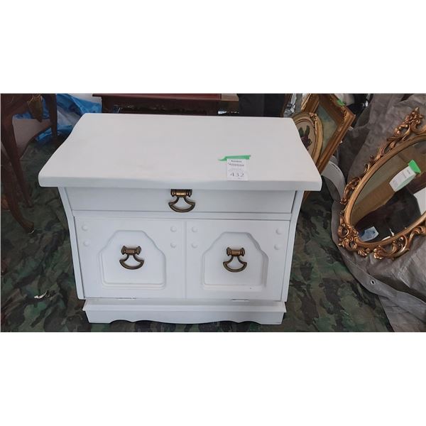 Painted White Cupboard Cat C