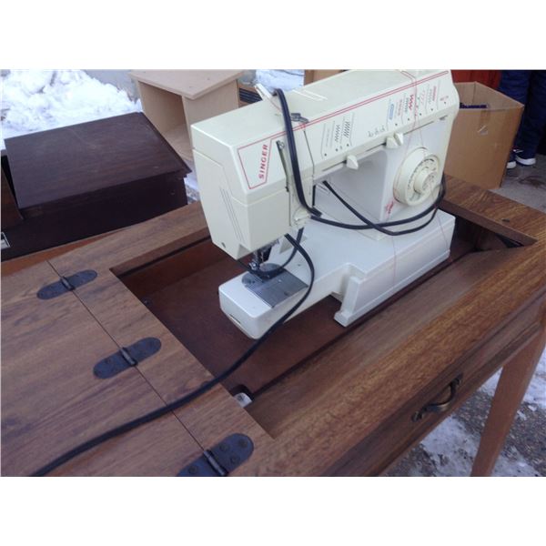 Singer Sewing Machine in Table / Cabinet