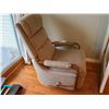 Image 3 : LazyBoy Recliner Cat C