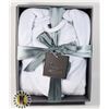 Image 1 : NEW ONE SIZE FITS MOST BATH ROBE