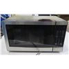 Image 1 : Walmart 700 Watts Microwave Oven EM720C2WT