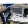 Image 2 : Walmart 700 Watts Microwave Oven EM720C2WT