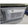Image 3 : Walmart 700 Watts Microwave Oven EM720C2WT