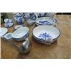 Image 2 : Blue Padded Porcelain Figurine Plates & Bowls