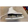 Image 3 : BAUER SIZE 8 SR FIGURE SKATES MODEL 576 ASTRA