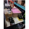 Image 1 : 2 BOXES OF BUBBLE BAGS AND BUBBLE WRAPPING WITH 2 BOXES OF RESEALABLE BOTTLES