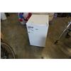 Image 1 : WHITE MASTER CHEF BAR FRIDGE