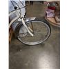 Image 2 : SCHWINN RED/CREAM WOMEN 6 SPEED CRUISER HYBRDID BIKE WITH HAND BRAKE AND LUGGAGE RACK