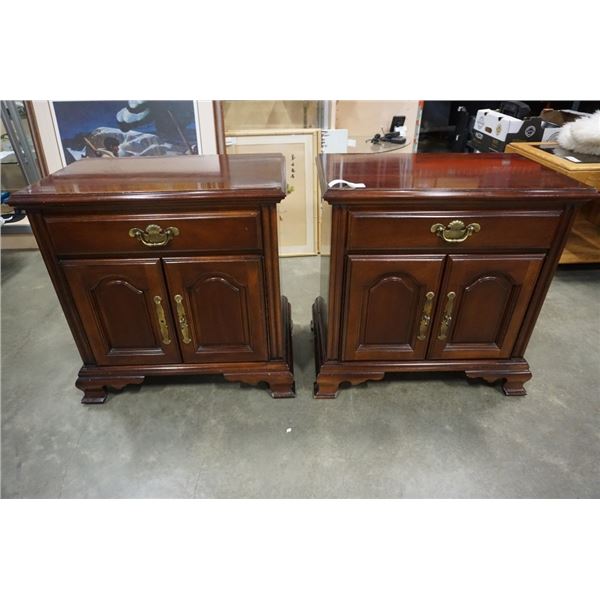 PAIR OF STRATHROY FURNITURE NIGHTSTANDS