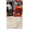 Image 2 : 2 VINTAGE LOOK RADIOS WITH WIRELESS HEADPHONES AND LEATHER WRAP BOTTLE