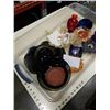 Image 3 : TRAY OF ART GLASS DISHES, POTTERY DISH