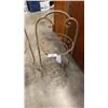 Image 2 : 2 WIRE METAL DECORATIVE BASKETS