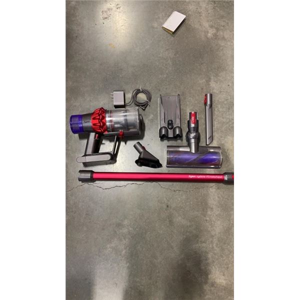 DYSON V10 MOTORHEAD CORDLESS VACUUM W/ ACCESSORIES AND CHARGER RETAIL $599 - TESTED AND WORKING