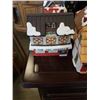 Image 2 : 8 CHRISTMAS HOUSE DECORATIONS