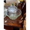 Image 2 : 2 PUNCH BOWLS, PYREX BAKEWARE, BOTTLES AND GLASSWATE