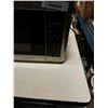 Image 2 : HAMILTON BEACH BRUSHED METAL MICROWAVE