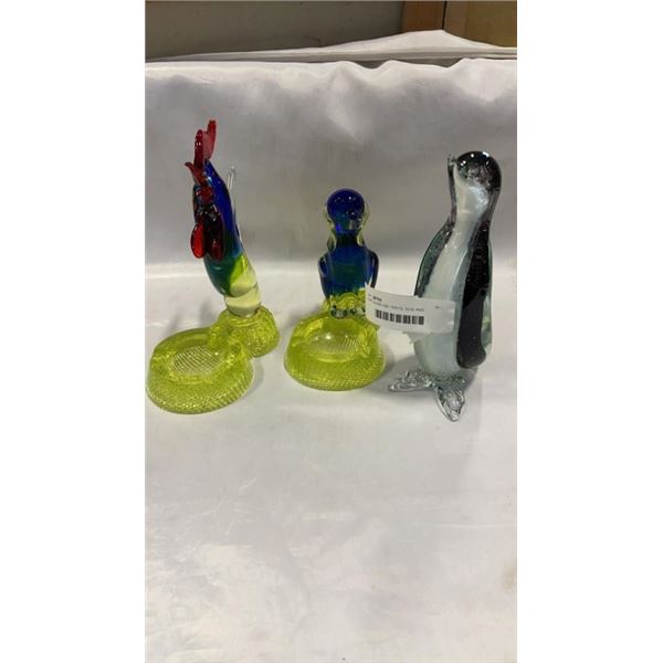 2 ART GLASS ASH TRAYS, DOG AND ROOSTER AND ART GLASS PENGUIN