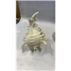 Image 3 : 2 CONCH SHELLS AND CARNIVAL GLASS FOOTED DISH