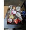 Image 2 : 3 TRAYS OF GLASS VASES, BAKING DISHES, KITCHEN ITEMS